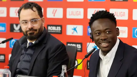 Akor Adams, junto a Víctor Orta, en su presentación con el Sevilla. Akor Adams, junto a Víctor Orta, en su presentación con el Sevilla.