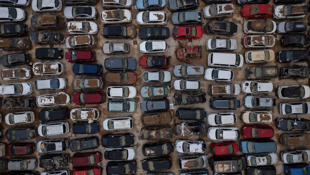 Fotografía con dron de los cientos de coches afectados por la dana que permanecen en una campa en Benaguasil tras las riadas, en una imagen de este martes. 