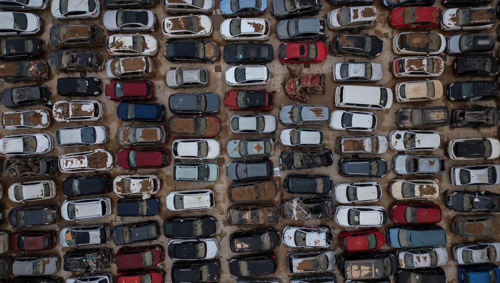 Fotografía con dron de los cientos de coches afectados por la dana que permanecen en una campa en Benaguasil tras las riadas, en una imagen de este martes. Fotografía con dron de los cientos de coches afectados por la dana que permanecen en una campa en Benaguasil tras las riadas, en una imagen de este martes.
