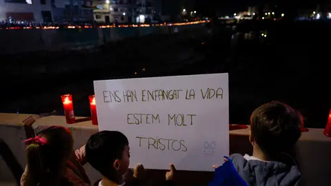 Unos niños portan una pancarta en un homenaje en el barranco del Poyo a los fallecidos por la dana. Unos niños portan una pancarta en un homenaje en el barranco del Poyo a los fallecidos por la dana.