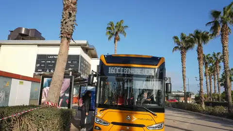 Archivo - Un autobús urbano llega al centro comercial Bonaire - Archivo - Un autobús urbano llega al centro comercial Bonaire -