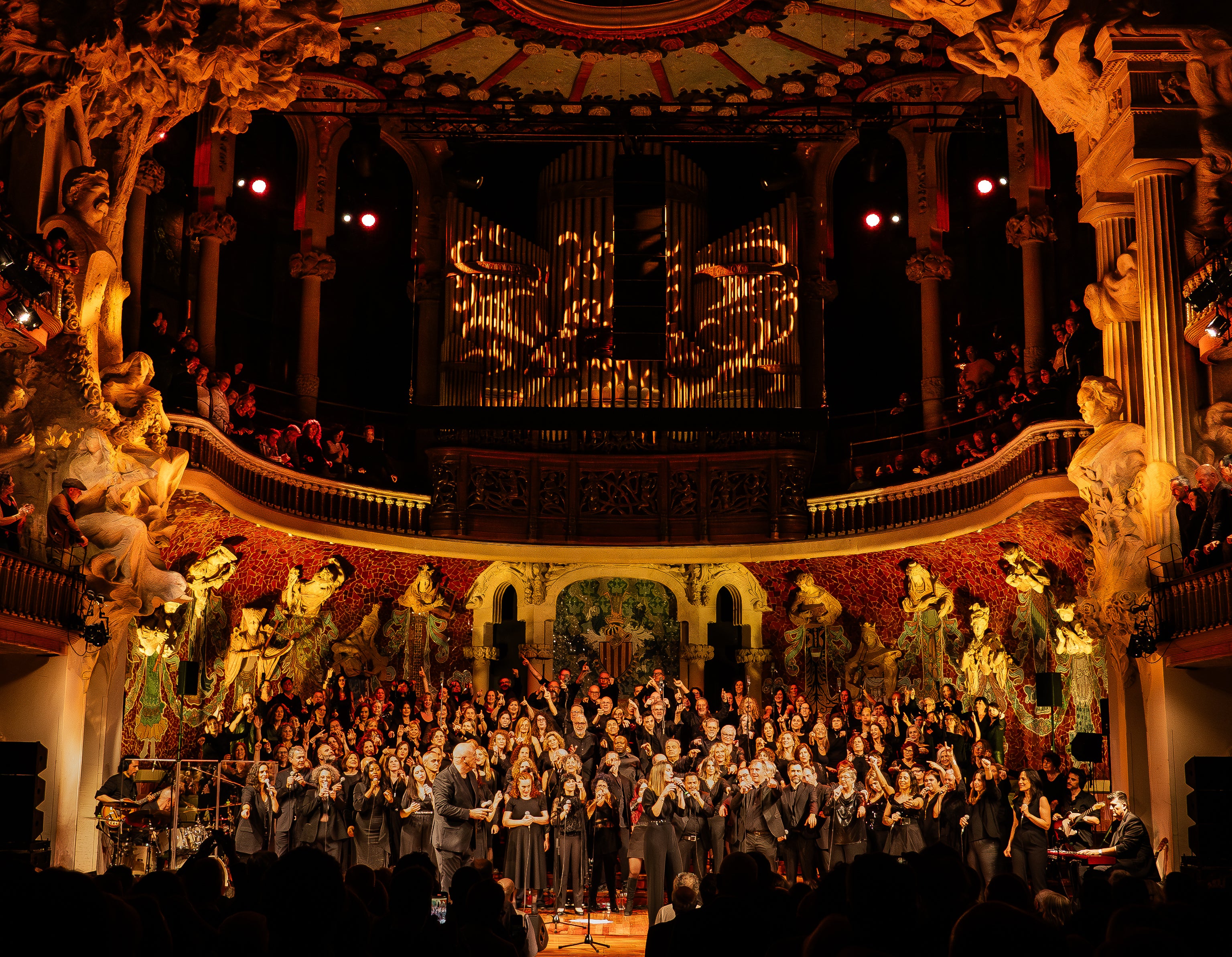 Barcelona acull un concert de gòspel amb 160 cantants sobre l'escenari Barcelona acull un concert de gòspel amb 160 cantants sobre l'escenari