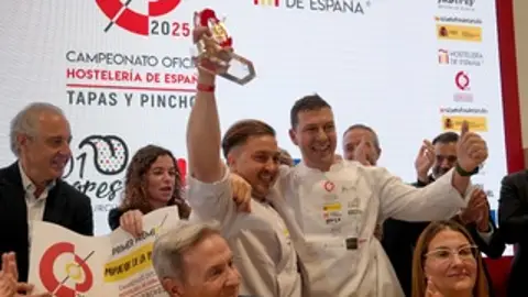 Jesús Iván Anaya con el trofeo a la mejor tapa de España Jesús Iván Anaya con el trofeo a la mejor tapa de España