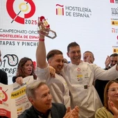 Jesús Iván Anaya con el trofeo a la mejor tapa de España Jesús Iván Anaya con el trofeo a la mejor tapa de España