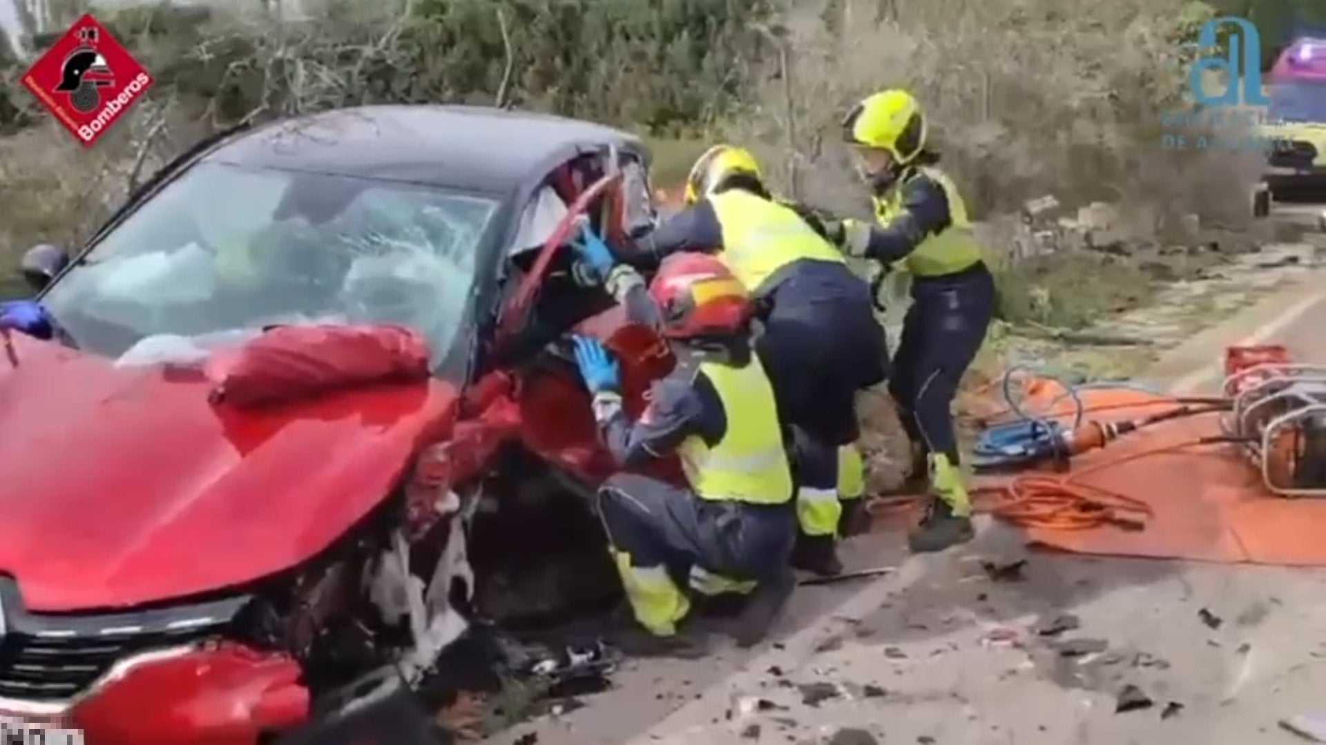 La colisión de dos coches en el ’camino viejo de Santa Pola’ deja tres heridos en Elche La colisión de dos coches en el ’camino viejo de Santa Pola’ deja tres heridos en Elche