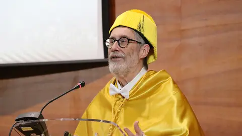 Luis Puelles tras ser investido Doctor Honoris Causa por la UMH de Elche. Luis Puelles tras ser investido Doctor Honoris Causa por la UMH de Elche.