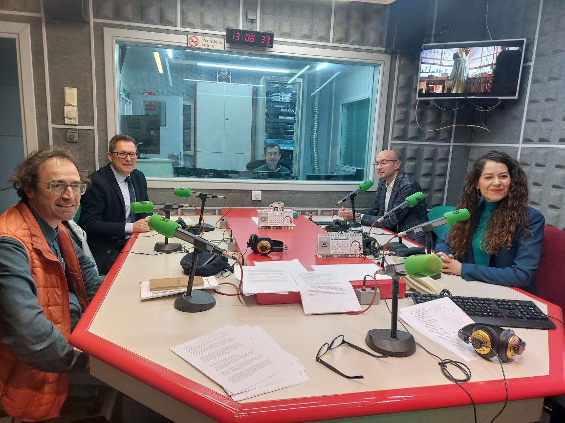 El gobierno local y el portavoz del PSOE en el Concello garantizan la "gobernabilidad" en Santiago mientras el PP cree que la crisis del PSOE local afectará a la estabilidad municipal El gobierno local y el portavoz del PSOE en el Concello garantizan la "gobernabilidad" en Santiago mientras el PP cree que la crisis del PSOE local afectará a la estabilidad municipal