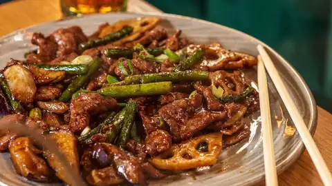 Dar la bienvenida al Año Nuevo Chino entre tallarines caseros y sartenes de ternera Ternera con verduras del restaurante Shangrila.