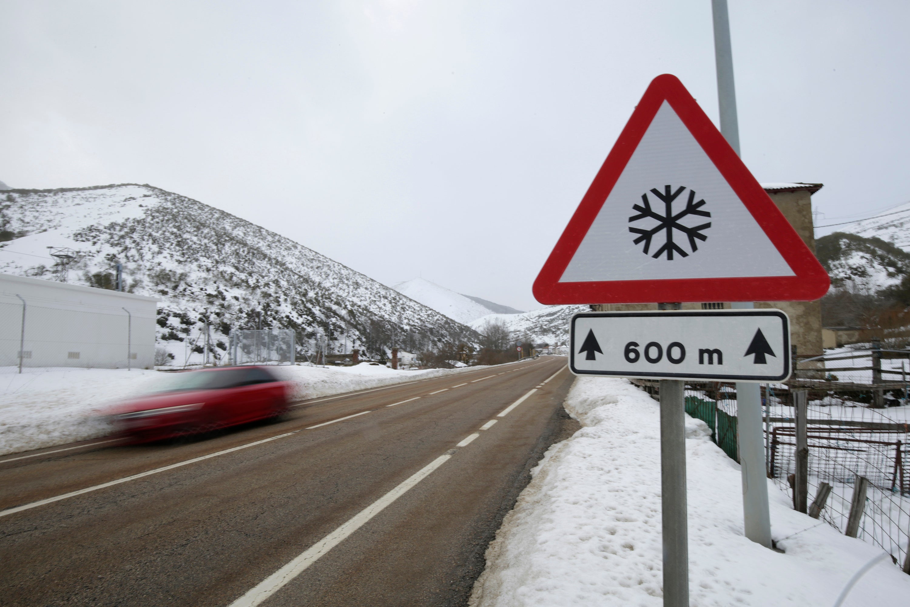 La DGT avisa por la nieve en las carreteras y hace una petición a los conductores La DGT avisa por la nieve en las carreteras y hace una petición a los conductores