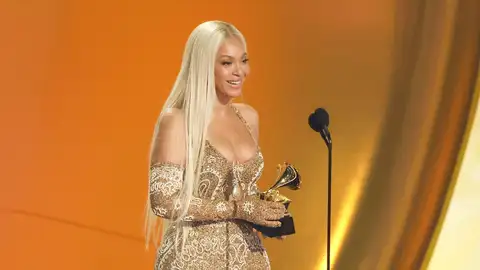 Beyoncé recoge el Grammy. Beyoncé recoge el Grammy.