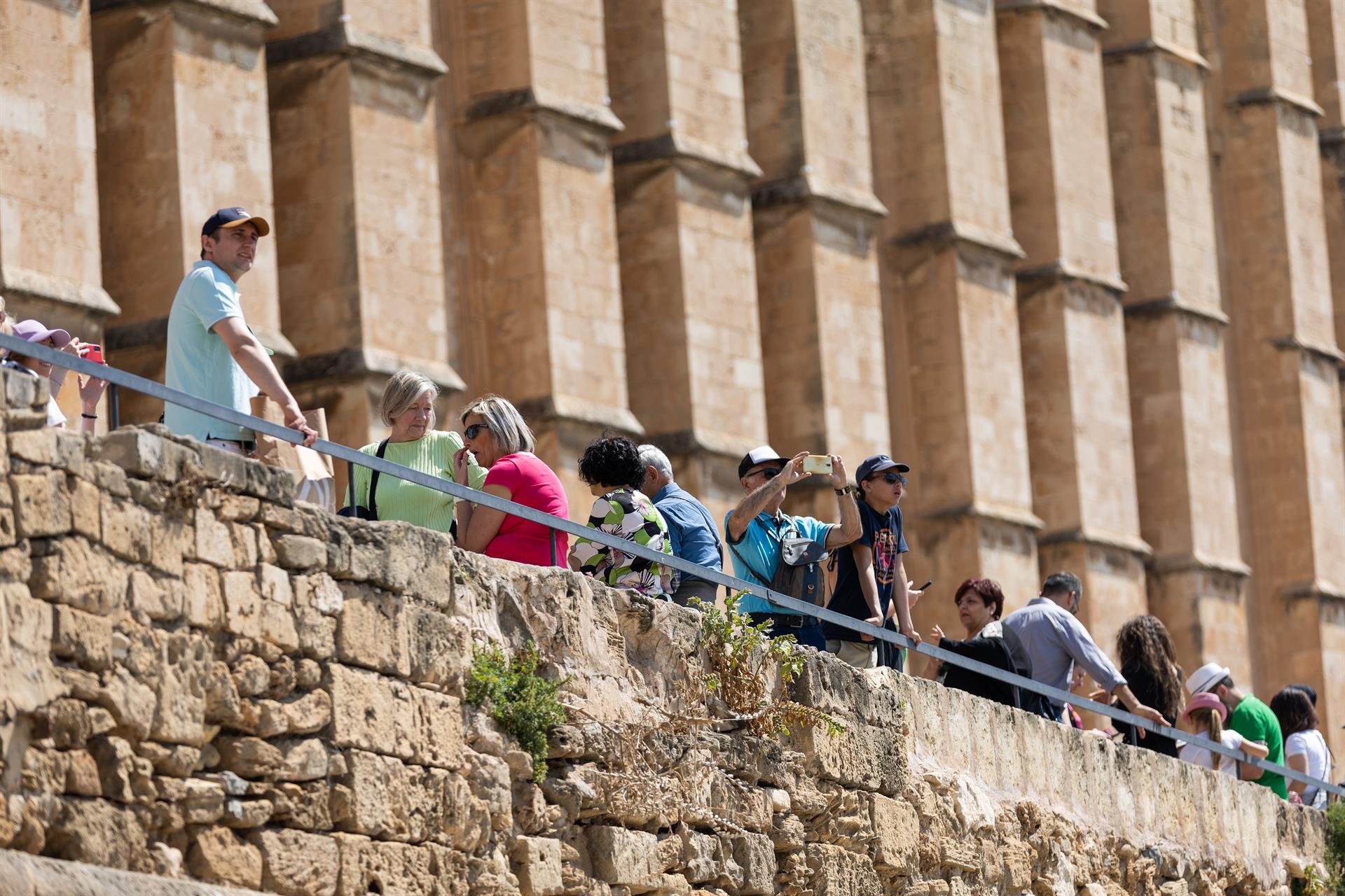 Varios turistas en las inmediaciones de la catedral de Mallorca. Varios turistas en las inmediaciones de la catedral de Mallorca.