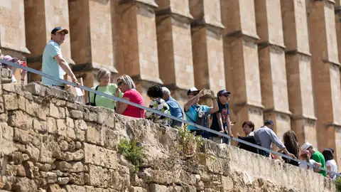 Varios turistas en las inmediaciones de la catedral de Mallorca. Varios turistas en las inmediaciones de la catedral de Mallorca.