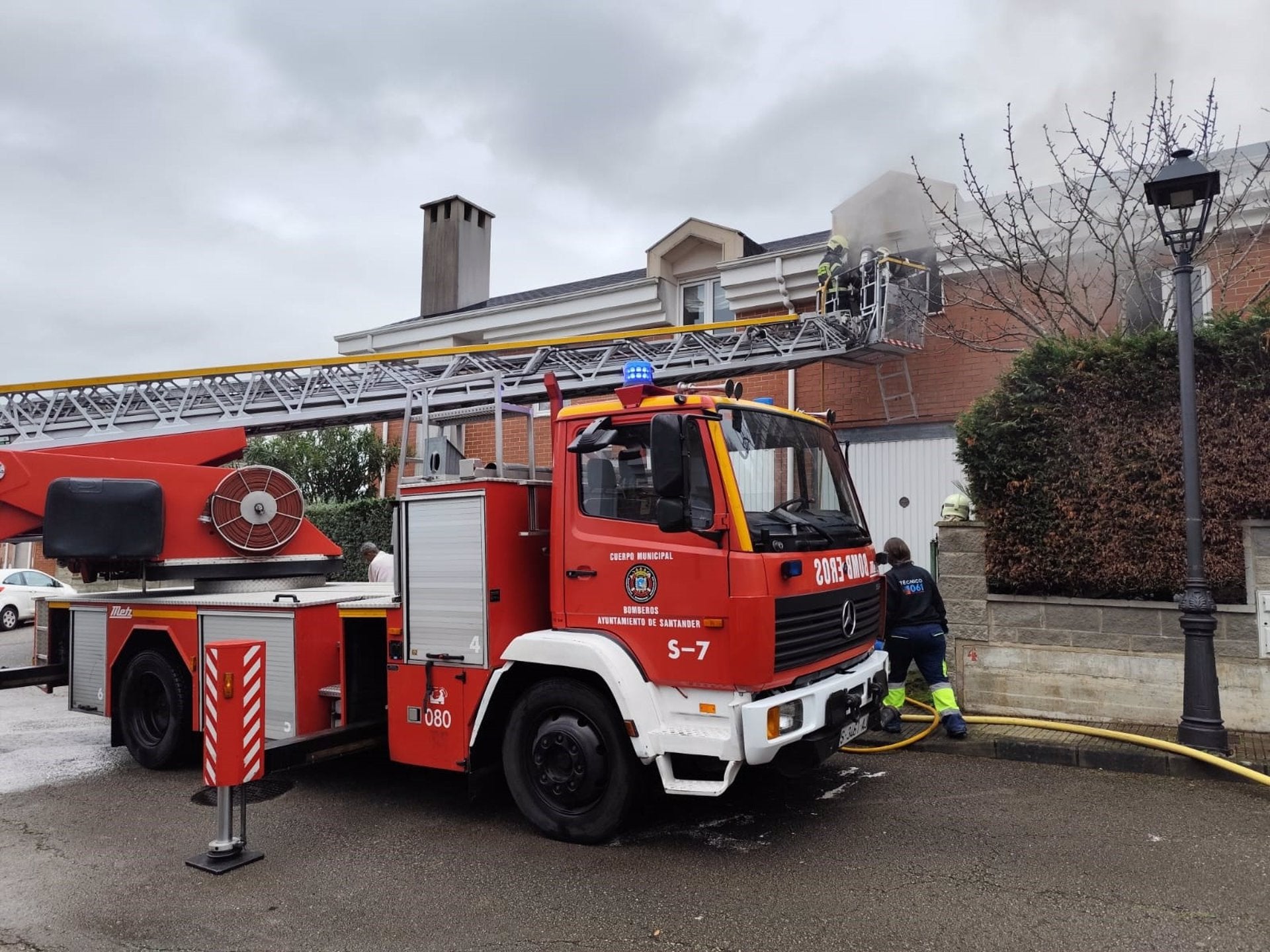 Un fallecido y dos heridos en el incendio de un chalet en Cacicedo de Camargo Un fallecido y dos heridos en el incendio de un chalet en Cacicedo de Camargo