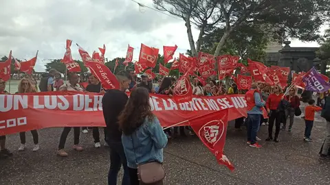 Concrentraciones de UGT y CCOO en Canarias contra el rechazo del decreto omnibus Concrentraciones de UGT y CCOO en Canarias contra el rechazo del decreto omnibus