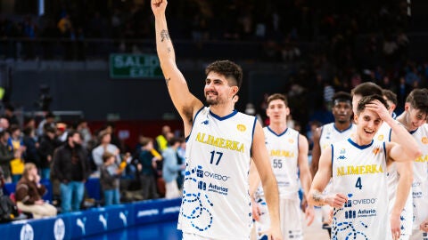 02-02-2025 Los jugadores del Alimerka Oviedo Baloncesto celebran su triunfo en la pista de Estudiantes