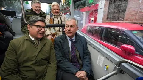 El delegado de movilidad Álvaro Pimentel y el alcalde José Luis Sanz, en el interior de uno de los microbuses de la línea C5 de Tussam El delegado de movilidad Álvaro Pimentel y el alcalde José Luis Sanz, en el interior de uno de los microbuses de la línea C5 de Tussam