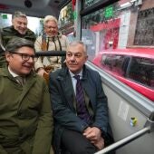 El delegado de movilidad Álvaro Pimentel y el alcalde José Luis Sanz, en el interior de uno de los microbuses de la línea C5 de Tussam