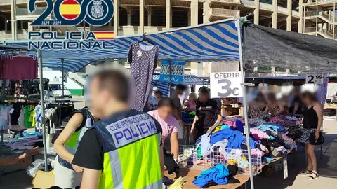Agente de la Policía Nacional en la inspección llevada a cabo en el mercadillo del Martínez Valero de Elche. Agente de la Policía Nacional en la inspección llevada a cabo en el mercadillo del Martínez Valero de Elche.