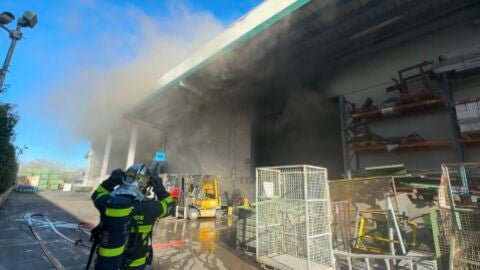 Intervenci&oacute;n de bomberos de la Comunidad de Madrid en la extinci&oacute;n de un incendio en una nave industrial de Torrej&oacute;n de Ardoz