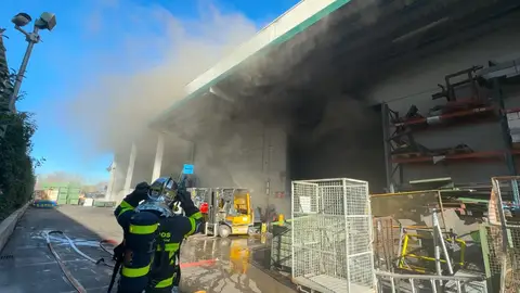 Once dotaciones de bomberos acuden a la extinción del incendio de una nave dedicada al reciclaje de aparatos eléctricos en Torrejón de Ardoz Intervención de bomberos de la Comunidad de Madrid en la extinción de un incendio en una nave industrial de Torrejón de Ardoz