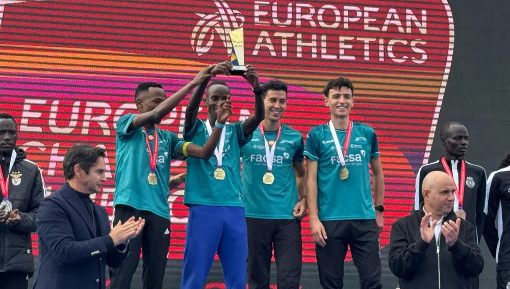 Los atletas playeros en lo más alto del podio Los atletas playeros en lo más alto del podio