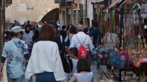 Archivo - Turistas en una localidad del interior de Castellón - Archivo - Turistas en una localidad del interior de Castellón -