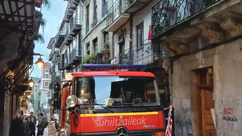 Una dotación de bomberos en el lugar donde se produjo el incendio Una dotación de bomberos en el lugar donde se produjo el incendio