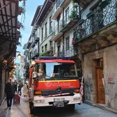 Una dotación de bomberos en el lugar donde se produjo el incendio Una dotación de bomberos en el lugar donde se produjo el incendio