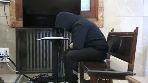 El asesino de su mujer embarazada y su hijo en San Pobla durante el juicio. El asesino de su mujer embarazada y su hijo en San Pobla durante el juicio.