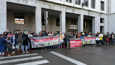 Padres del C.P. de educación especial de Latores se manifiestan frente a la Consejería. manfiestación AMPA Latores Consejería Educación