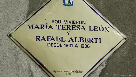 Placa de María Teresa León y Rafael Alberti Placa de María Teresa León y Rafael Alberti