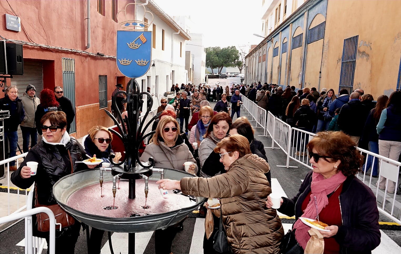 Multitudinaria participación en la tradicional Font del Vi en el día del patrón Sant Blai Multitudinaria participación en la tradicional Font del Vi en el día del patrón Sant Blai
