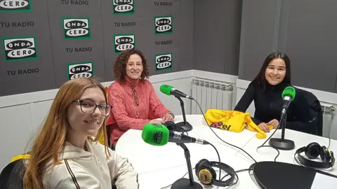 La profesora Susana Dueso con las alumnas Mireia Moreno y Carla Melero ESTUDIANTES DANA
