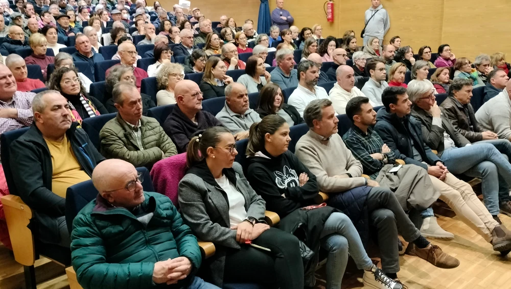 El auditorio de As Quintas se quedo pequeño para escuchar a Saavedra. El auditorio de As Quintas se quedo pequeño para escuchar a Saavedra.