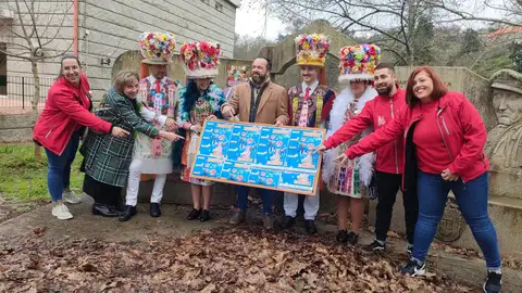 O Entroido de Cobres comeza o 22 de febreiro coa presentación das Madamas e Galáns nas parroquias O alcalde de Vilaboa rodeado polos Galans e Madamas