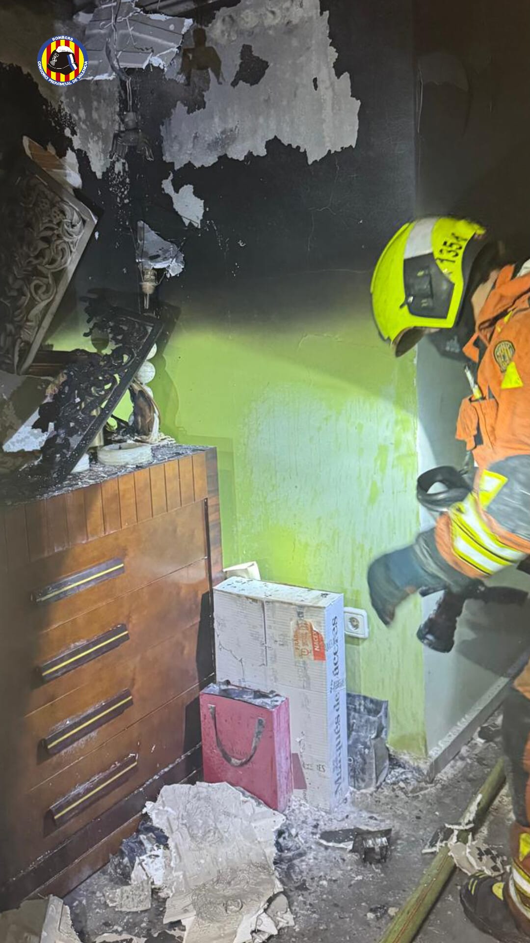 Los bomberos rescatan a una adolescente en un incendio en Alzira Los bomberos rescatan a una adolescente en un incendio en Alzira