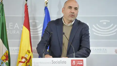 El portavoz de Empleo del Grupo Socialista en la Asamblea, Juan Ramón Ferreira, en la rueda de prensa de valoración del paro El portavoz de Empleo del Grupo Socialista en la Asamblea, Juan Ramón Ferreira, en la rueda de prensa de valoración del paro