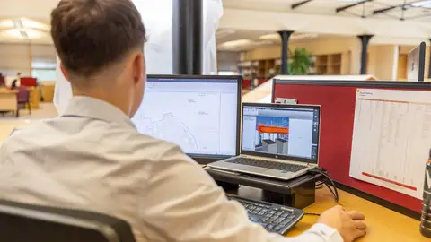 Un trabajador en la oficina Un trabajador en la oficina