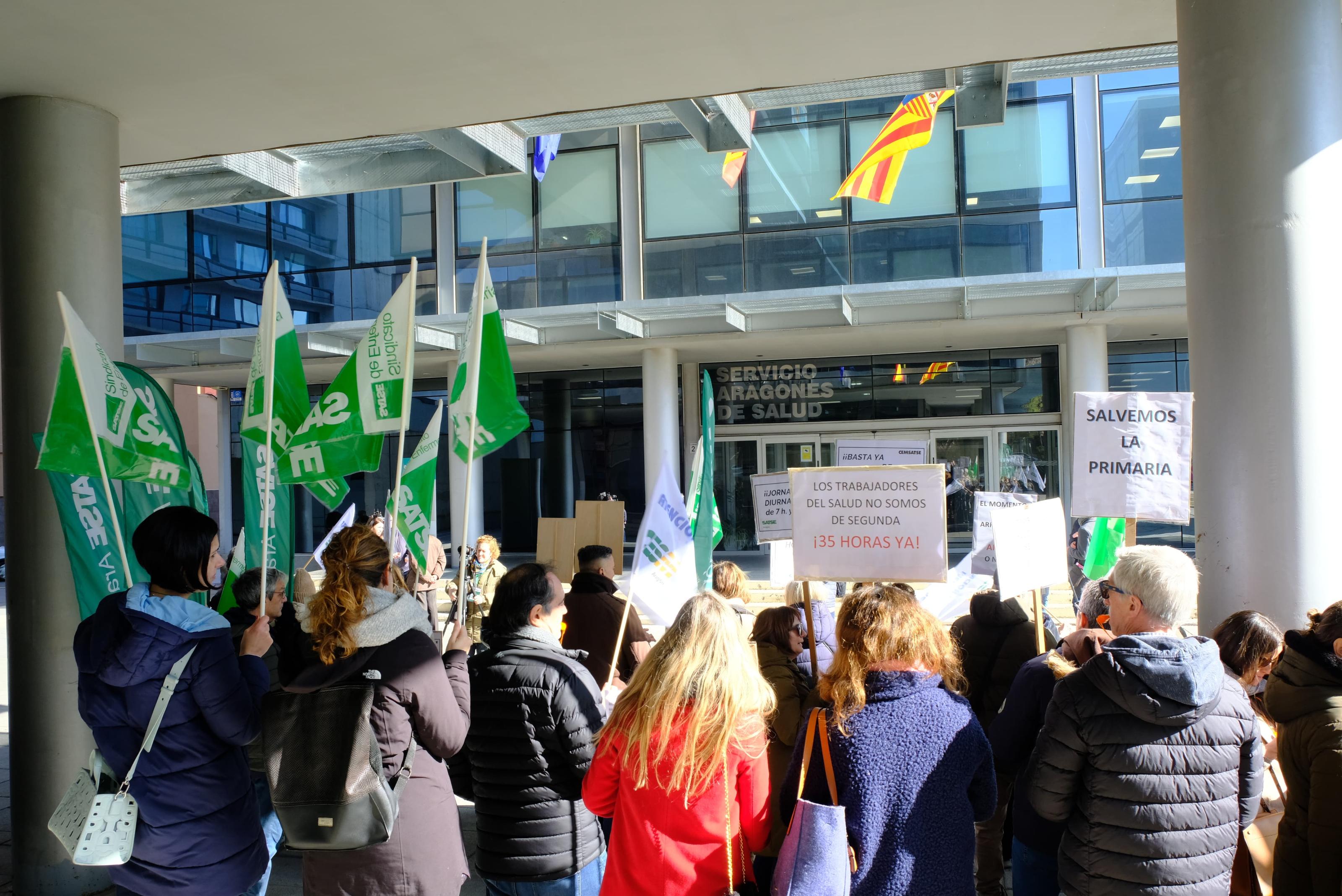 Los sanitarios aragoneses protestan para que se cumpla su jornada laboral Los sanitarios aragoneses protestan para que se cumpla su jornada laboral