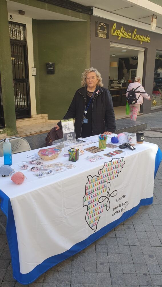Asociaciones de la Vega Baja salen a la calle en el Día Mundial contra el Cáncer para potenciar la labor de información y prevención 