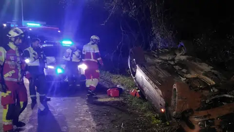 Vuelca un vehículo en Ribamontán al Monte y no se localiza a sus ocupantes