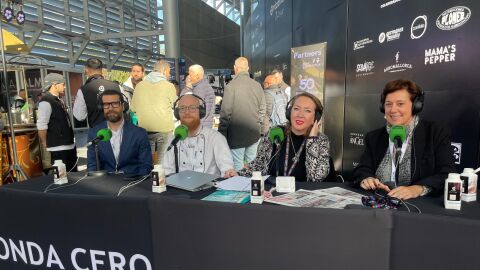 Isabel Vicens, de Agromallorca, con el chef y el maïtre de Selvatge, Álex Pardo y Óscar Alba, en una entrevista con Elka Dimitrova desde la feria HORECA Baleares. Isabel Vicens, de Agromallorca, con el chef y el maïtre de Selvatge, Álex Pardo y Óscar Alba, en una entrevista con Elka Dimitrova desde la feria HORECA Baleares.