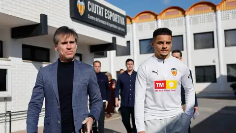 Corona: "La autocrítica la ha hecho en privado y de puertas hacia adentro, pero si implicaba hablar de terceros no lo iba a hacer" Corona: "La autocrítica la ha hecho en privado y de puertas hacia adentro, pero si implicaba hablar de terceros no lo iba a hacer"