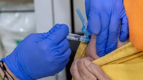 Una mujer se vacuna durante la campaña de vacunación contra la gripe Una mujer se vacuna durante la campaña de vacunación contra la gripe