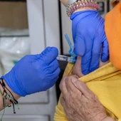 Una mujer se vacuna durante la campaña de vacunación contra la gripe Una mujer se vacuna durante la campaña de vacunación contra la gripe