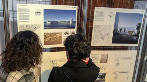 Dos personas observan el diseño del edificio Dos personas observan el diseño del edificio