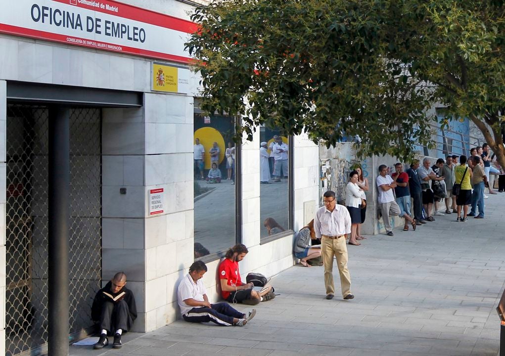 El paro sube en 38.725 personas y se queda al borde de los 2,6 millones de desempleados El paro sube en 38.725 personas y se queda al borde de los 2,6 millones de desempleados