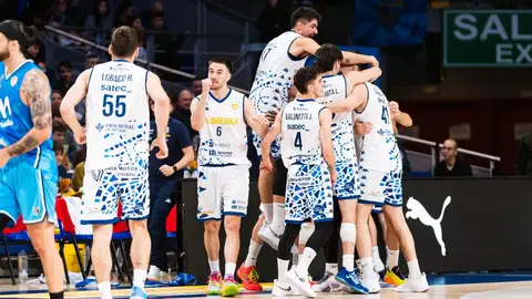 Los jugadores del Alimerka celebran la victoria Los jugadores del Alimerka celebran la victoria
