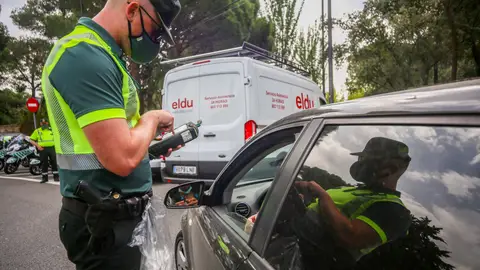 Un control de alcoholemia de la Guardia Civil. Un control de alcoholemia de la Guardia Civil.