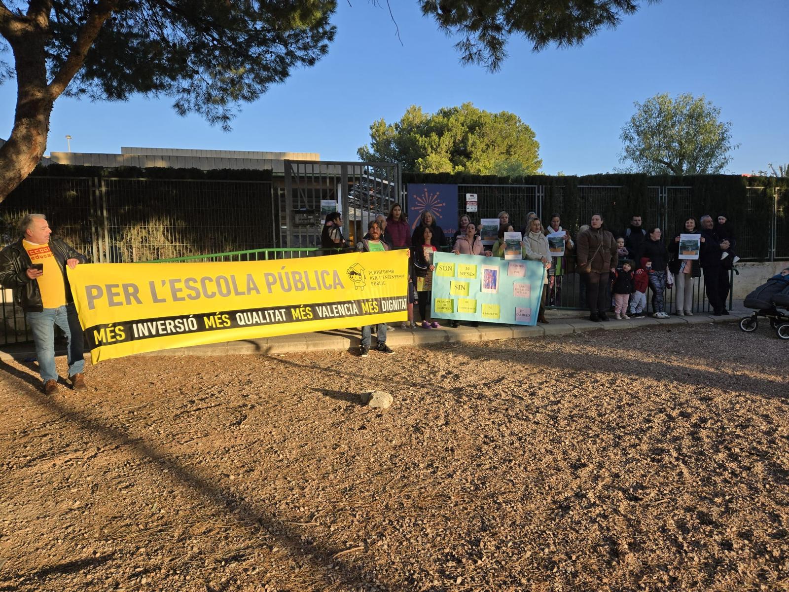 El AMPA de la escuela infantil ‘Alborada’ de Elche se concentra este martes por la falta de una limpiadora desde hace diez meses El AMPA de la escuela infantil ‘Alborada’ de Elche se concentra este martes por la falta de una limpiadora desde hace diez meses